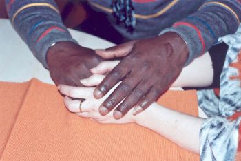 Gabrielas weisse Hand wird liebevoll von den schwarzen Händen ihres afrikanischen Freundes gehalten