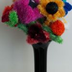 Bouquet multicolore dans vase noir