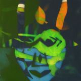 Maske blau-grün mit orangen Hörnern